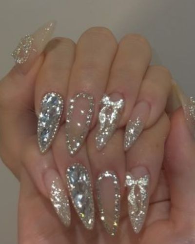 Uñas coquette en color plata