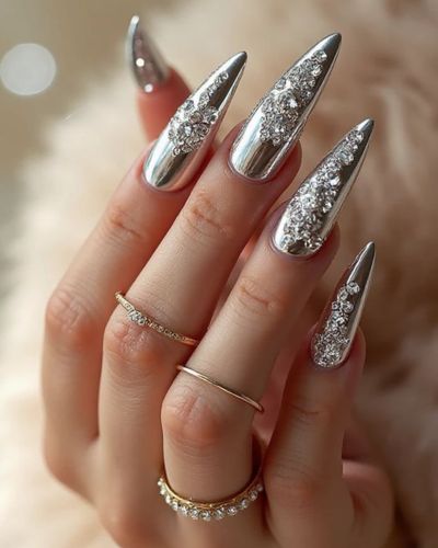 Uñas plateadas para Navidad 2025 con efecto espejo y pedrería