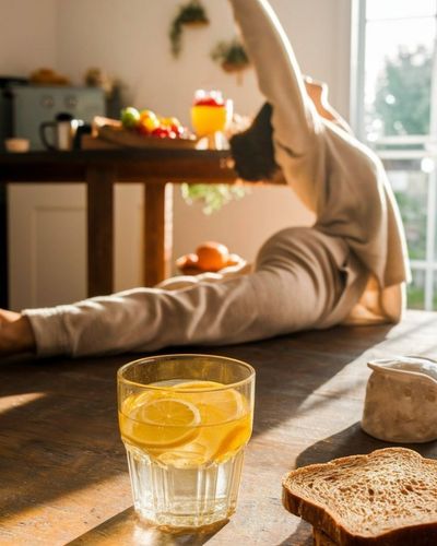 ejercicio con un vaso de agua tibia con limón