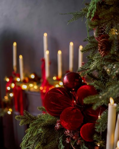 Velas y decoración navideña con estilo Ralph Lauren en tonos rojo y verde clásico