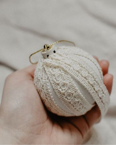 Decoración para el árbol de navidad en tonos neutros