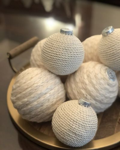 Esferas de tela en tonos neutros sobre mesa de centro