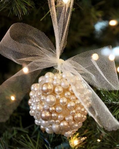 Decoraciones de navidad con perlas y listón