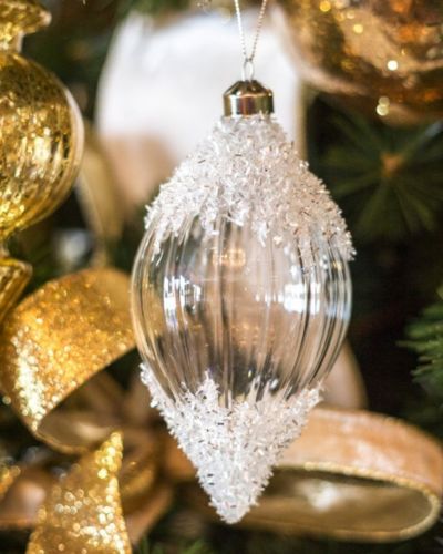 Decoraciones navideñas con escarcha blanca 