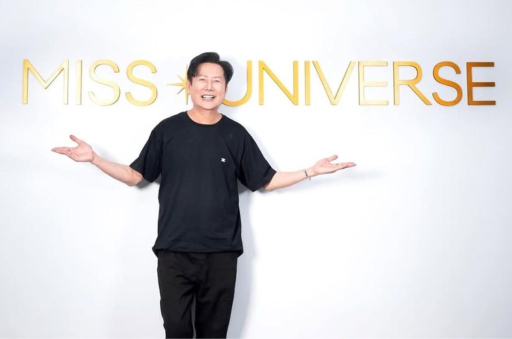 Nawat Itsaragrisil en mural de Miss Universe