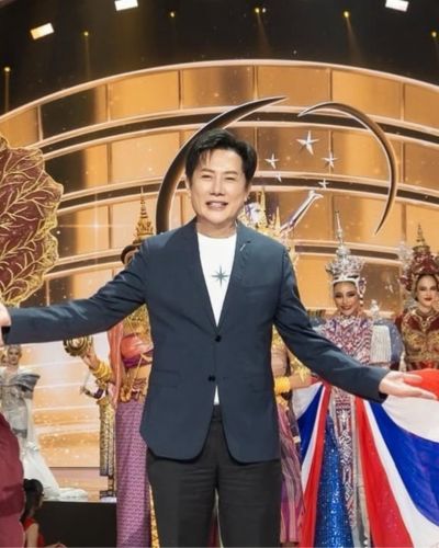 Nawat Itsaragrisil en el escenario de Miss Grand