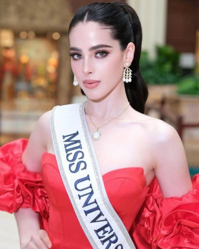 Fátima Bosch usando vestido rojo y banda de Miss Universe México