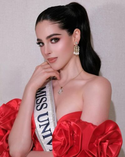 Fátima Bosch usando vestido rojo y banda de Miss Universe México
