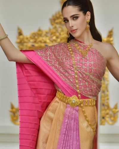 Canditada Miss Universo México en vestimenta tradicional tailandesa