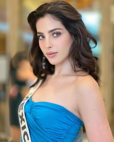 Fátima Bosch usando vestido azul y banda de Miss México