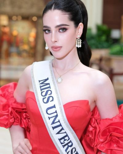 Miss Universe México en vestido rojo de hombros caídos