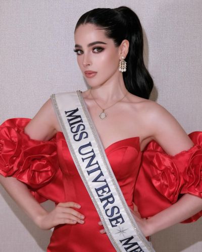 Miss Universe México en vestido rojo de hombros caídos