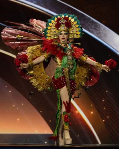 Fátima Bosch en traje típico mexicano