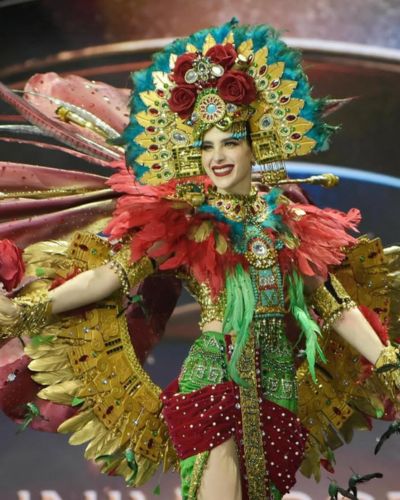 Fátima Bosch en traje típico mexicano