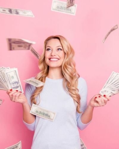 Mujer con billetes en mano