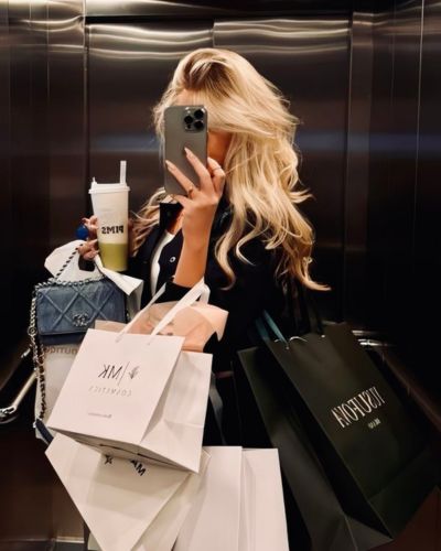 Mujer con muchas bolsas de compras 