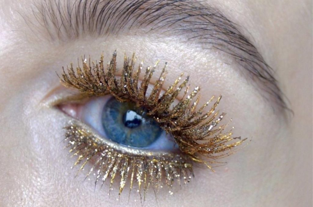 ojo con glitter dorado