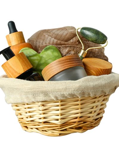Productos de skin care en canasta para regalar en Navidad