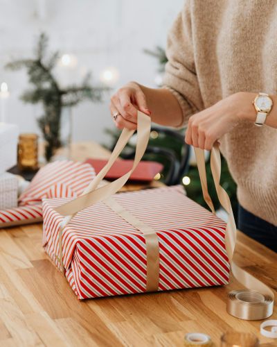 Mujer envolviendo regalos para Navidad