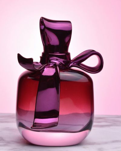 Botella de perfume color morado