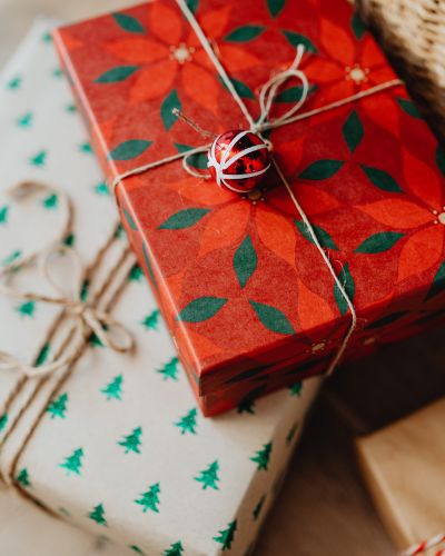 Regalos de navidad envueltos con papel 