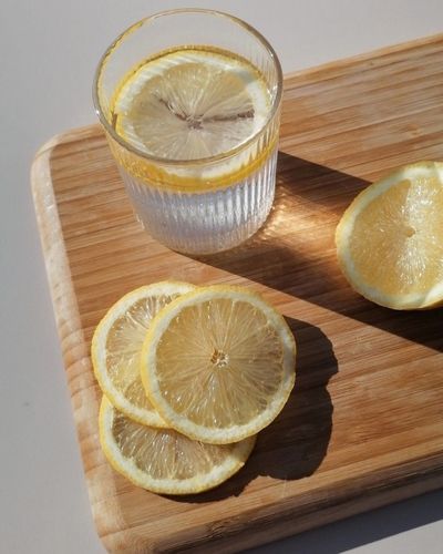 vaso de agua con limón por las mañanas