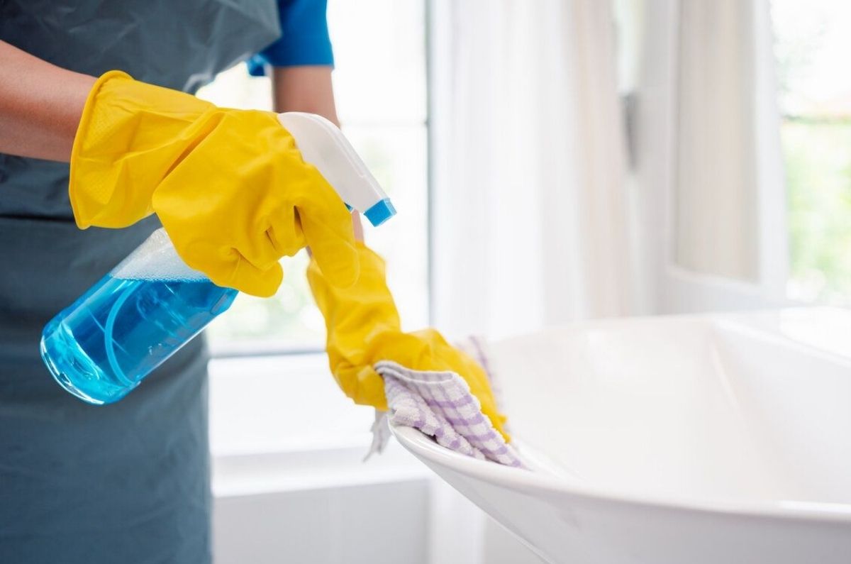 Ni vinagre, ni bicarbonato: este es el método que sí elimina el sarro del lavabo del baño