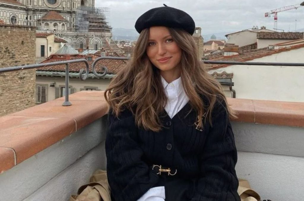 Outfits parisinos con chaqueta negra, camisa blanca y boina