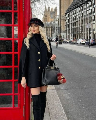 Total look negro con blazer, boina y botas altas negras