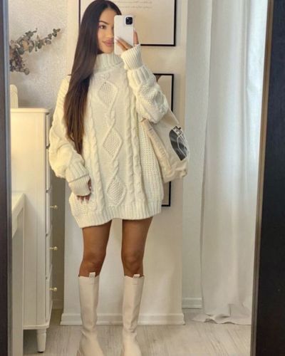 Cómo combinar look con suéter cuello de tortuga: mini vestido + botas largas