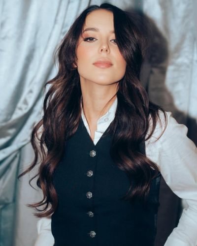 Majo foto en el backstage con chaleco negro y camisa blanca