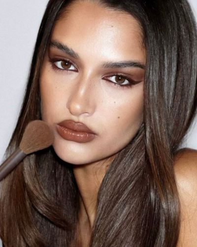 Maquillaje con sombras y labios café