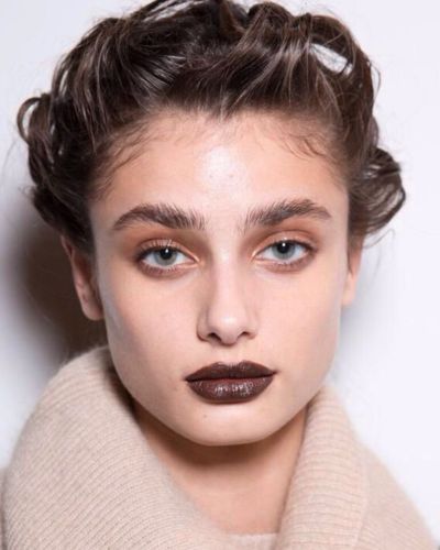 Maquillaje de ojos natural con labiales café