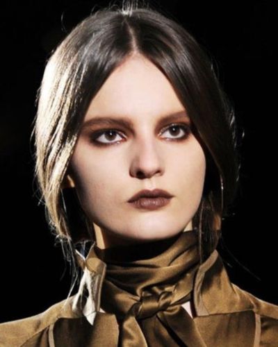 Look de pasarela con labiales marrón