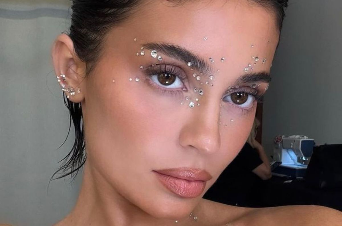 Ideas de maquillaje con pedrería para una cena navideña glamourosa