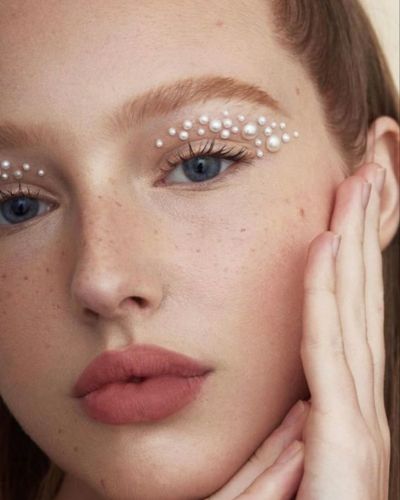 Look de ojos con perlas minimalistas
