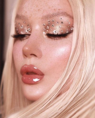 Look de ojos con gemas en todo el párpado