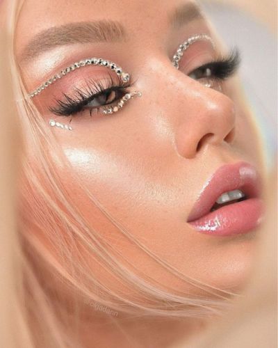 Maquillajes con pedrería para Navidad, delienado estilo Twiggy