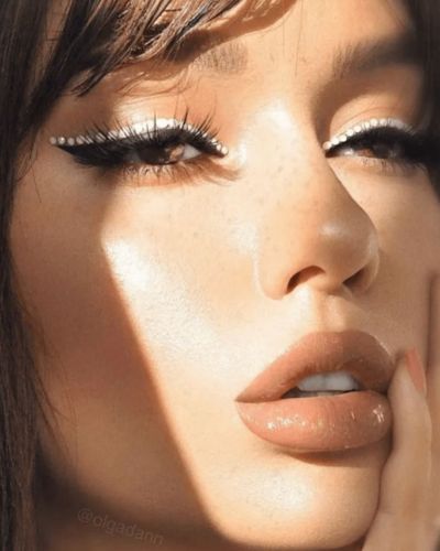 Look de ojos con eyeliner + piedas plateadas