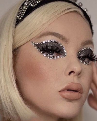 Look estilo Twiggy con piedras plateadas