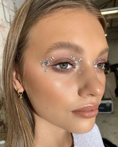 Look natural de ojos con gemas para un toque brillante