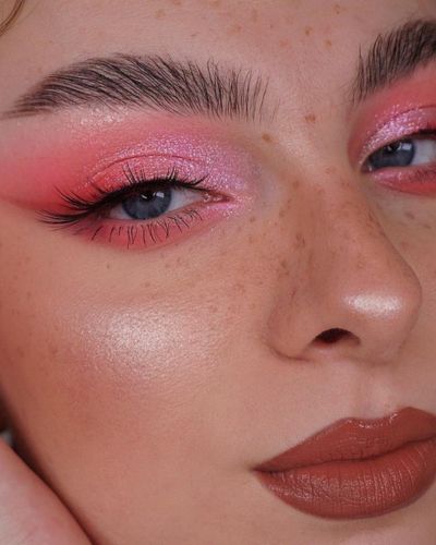 Maquillaje de ojos ombré en tonos rosados
