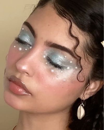 Sombras satinadas azules con perlas blancas