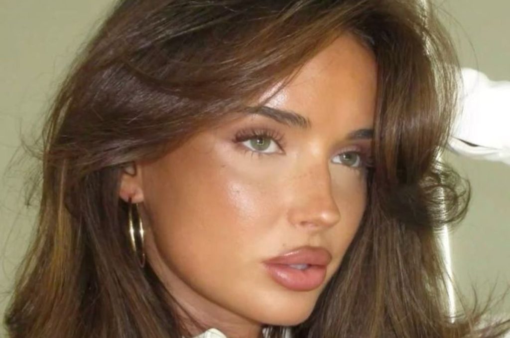 Maquillaje toasty en pieles medias con melena con volumen