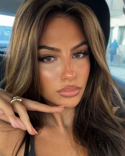 Maquillaje toasty tonos nude y tierra. Melena con destellos caramelo