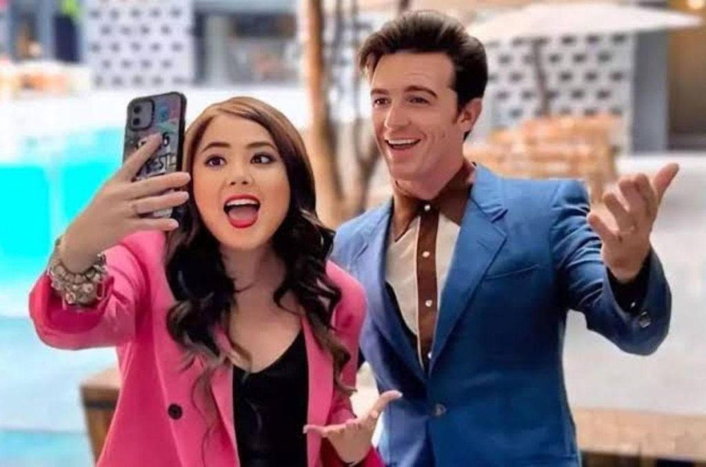 Mariana Botas y Drake Bell tomándose una selfie con expresión de felicidad