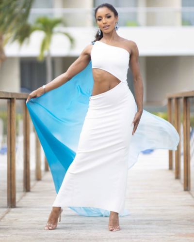 Gabrielle Henry con vestido blanco