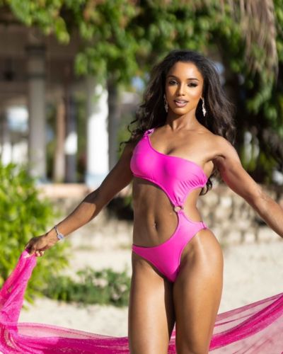 Gabrielle Henry en traje de baño