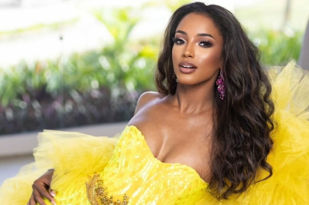 Miss Jamaica con vestido strapless amarillo