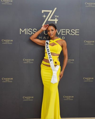 Gabrielle Henry posando con vestido amarillo